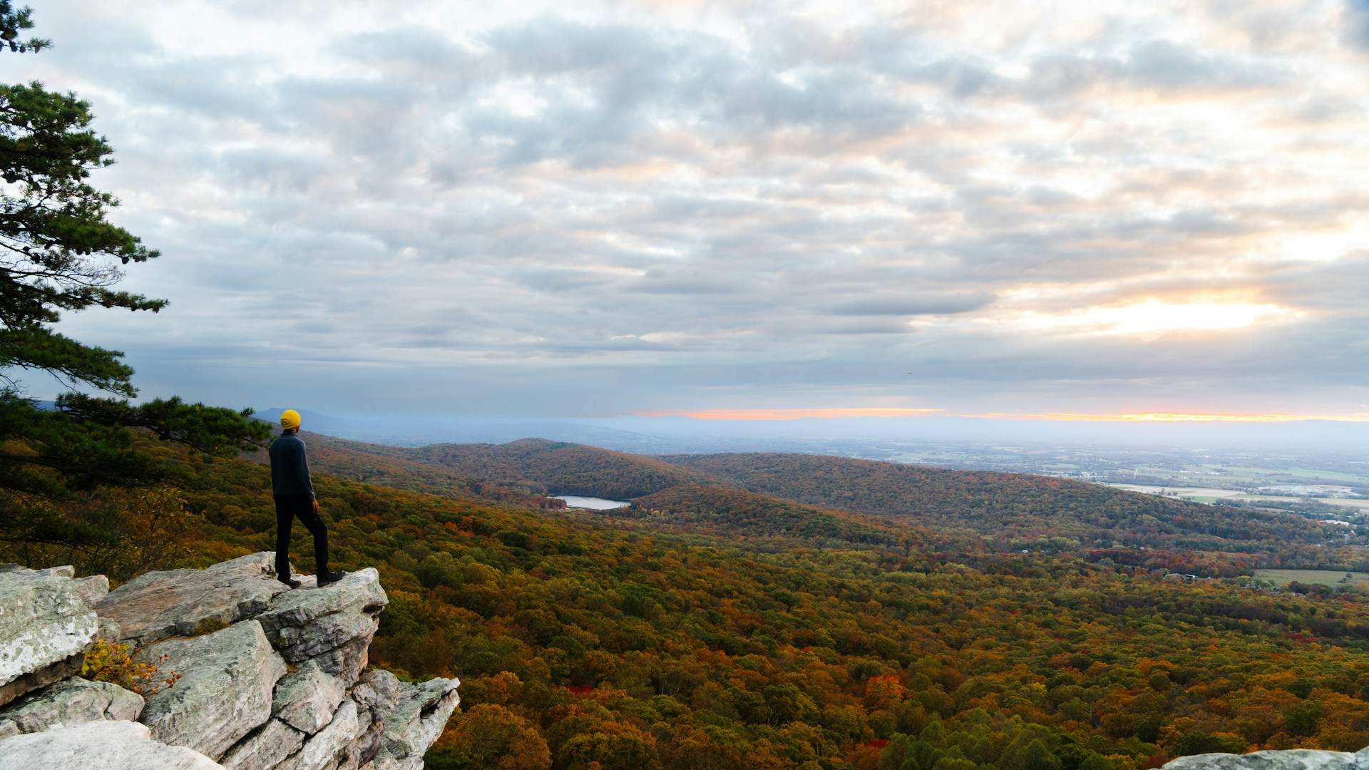 man blickar mot horisonten