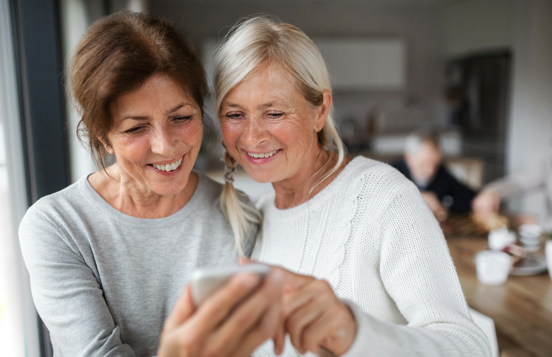 kvinnor-samtalar-och-kollar-pa-app-i-mobil