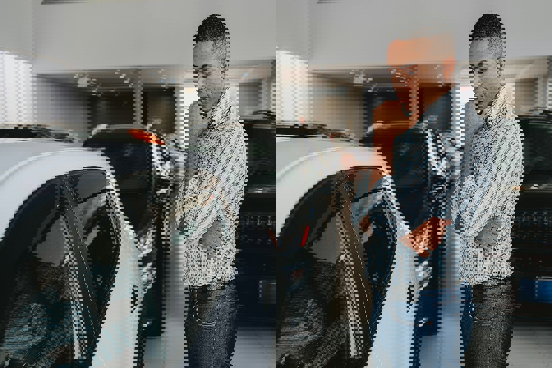 Person tittar på bil i bilhall, Nybergs Bil