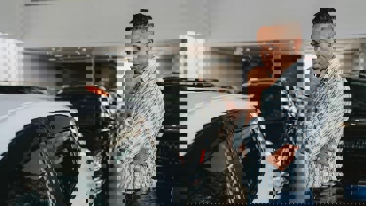 Person tittar på bil i bilhall, Nybergs Bil