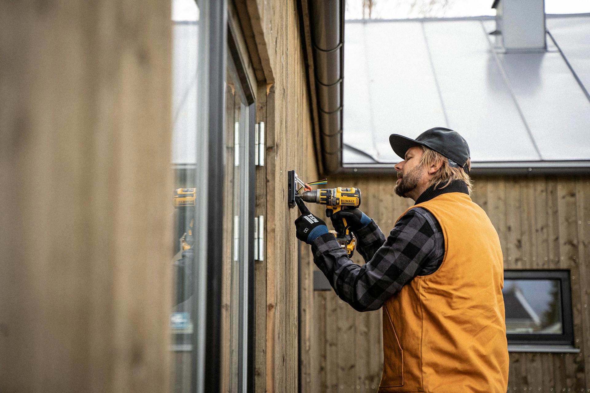 elektriker skruvar i husvägg