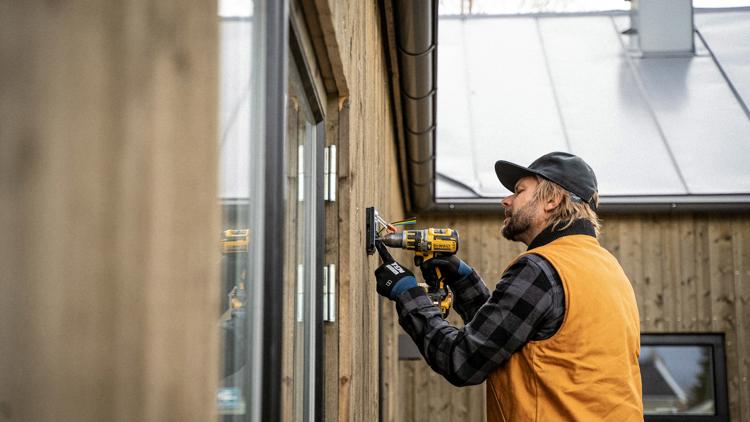 elektriker skruvar i husvägg