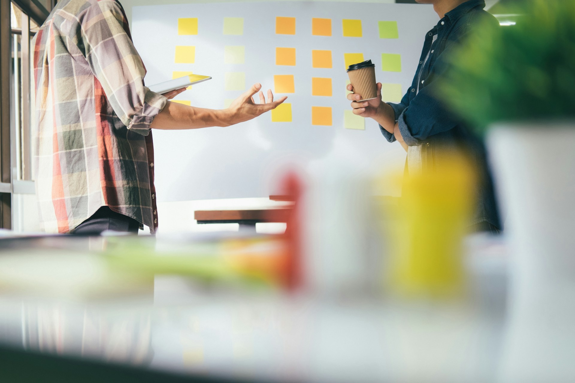 workshopdeltagare diskuterar framför white board