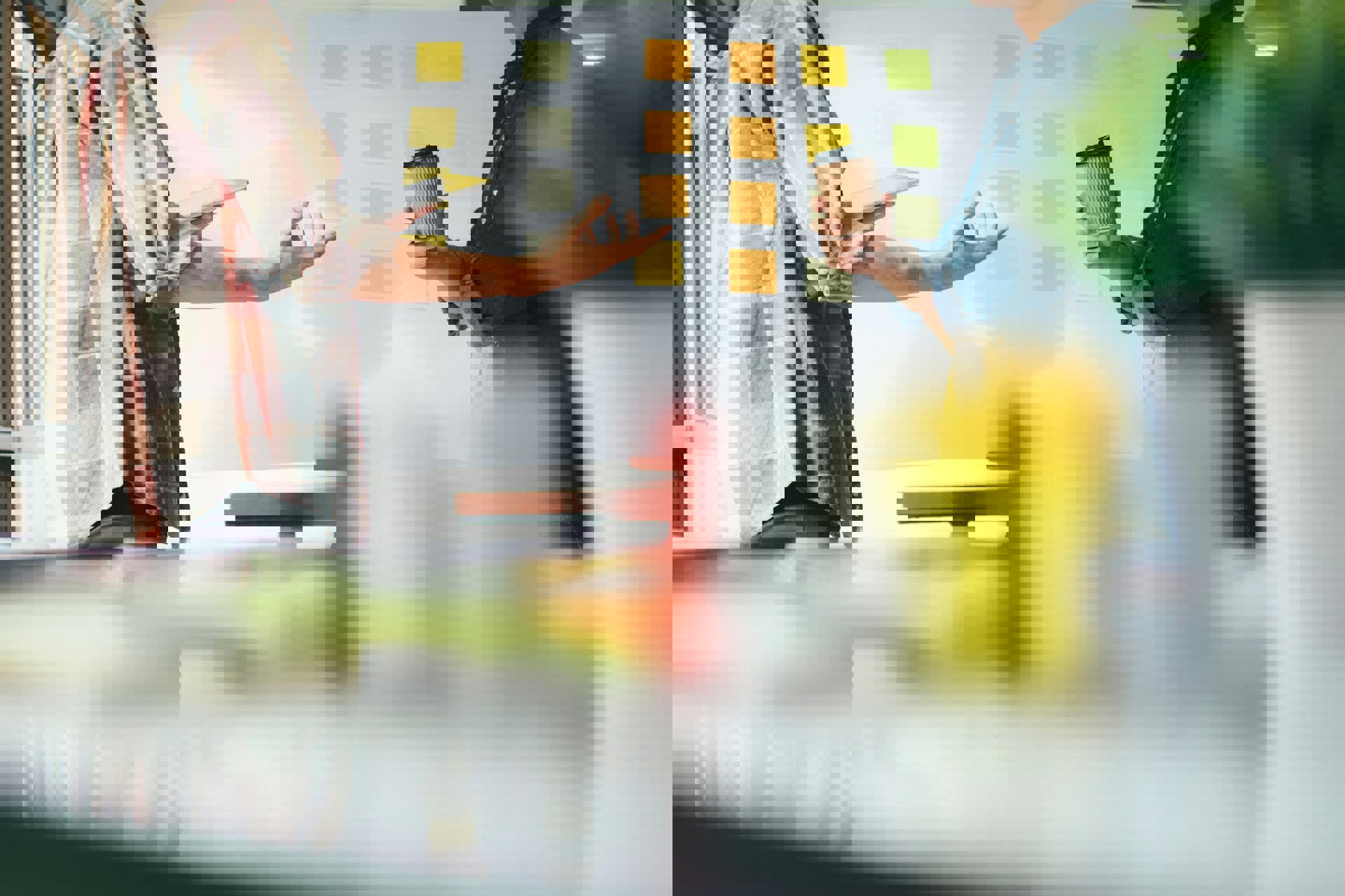 workshopdeltagare diskuterar framför white board